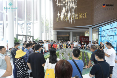 千人挤爆售楼处！南京最“潮”示范区首亮相，成全城焦点